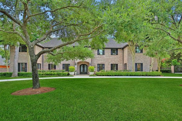 Backyard, Exterior, Facade, Brick Facade, French Provincial