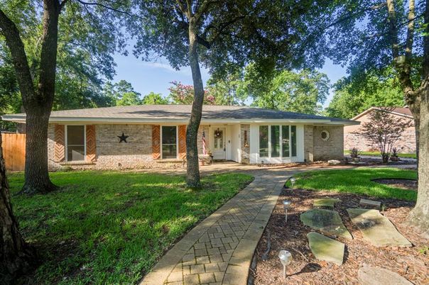 Exterior, Facade, Brick Facade, Ranch