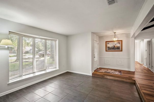 Empty room, Interior