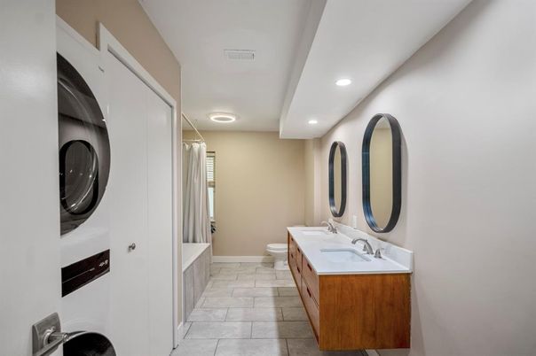 Bathroom, Dual Sink Vanities, Interior, Recessed Lighting