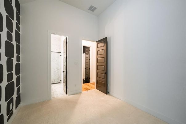 Empty room, Interior