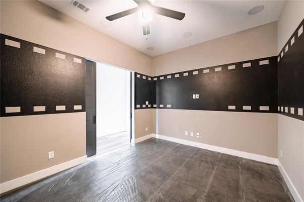 Empty room, Interior