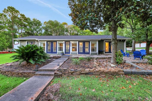 Exterior, Facade, Ranch