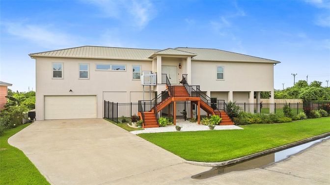 Attached, Exterior, Facade, Raised Ranch