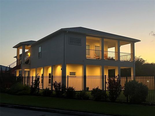 Exterior, Facade, Modern