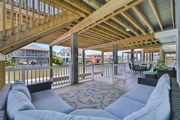 Exterior, Wooden Beams