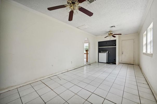 Empty room, Interior