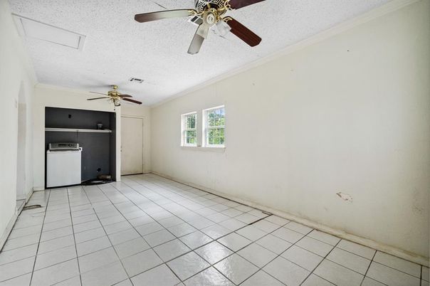 Empty room, Interior