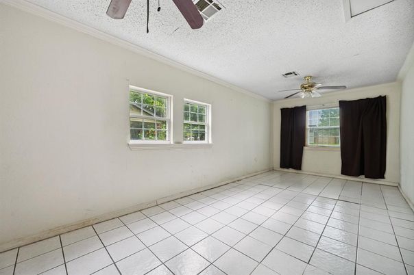 Empty room, Interior