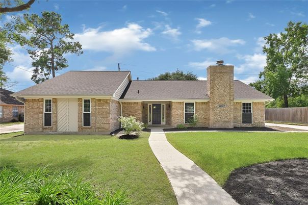 Backyard, Exterior, Facade, Brick Facade, Ranch