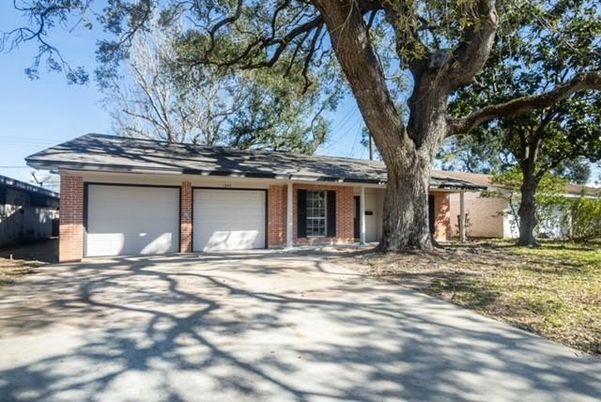 Attached, Backyard, Exterior, Facade, Brick Facade, Ranch