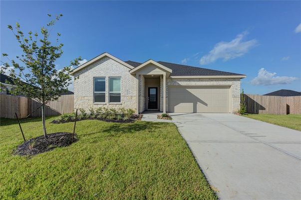 Attached, Exterior, Facade, Ranch