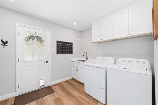 Interior, Recessed Lighting, Washer, Wood Texture Flooring