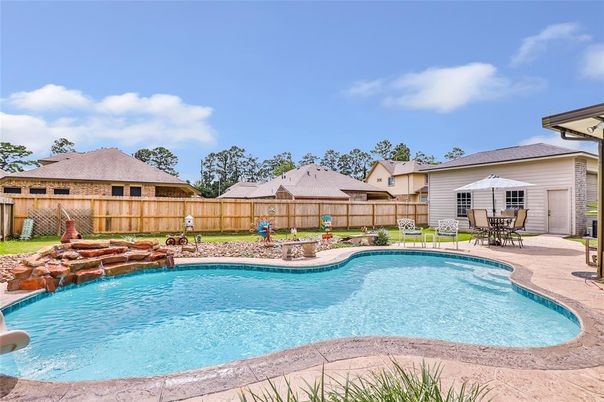 Attached, Backyard, Exterior, Facade, Brick Facade, Georgian