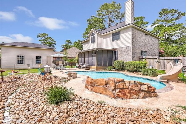 Exterior, Playground, Pool