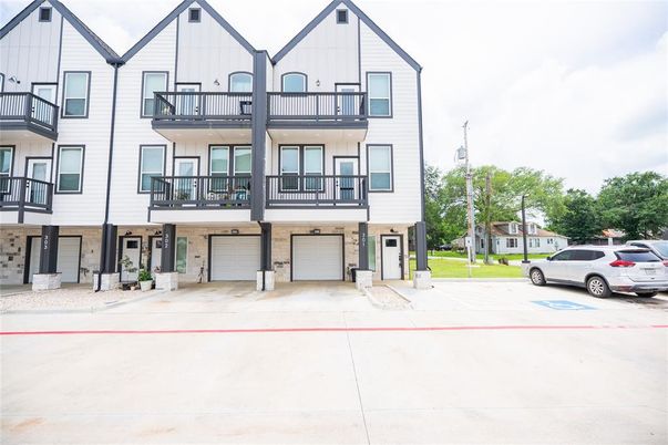 Attached, Exterior, Facade, Rowhouse
