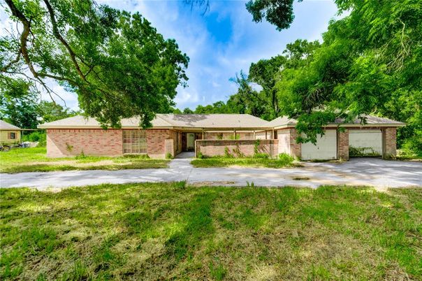 Attached, Backyard, Exterior, Facade, Brick Facade, Ranch