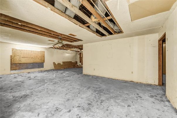 Empty room, Interior