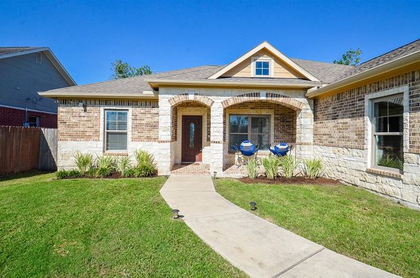 Exterior, Facade, Brick Facade, Ranch
