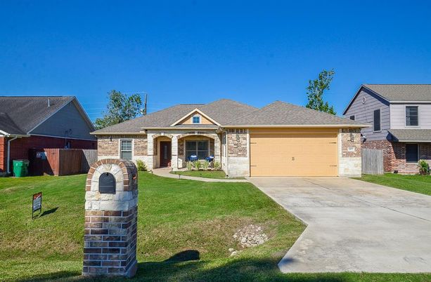 Attached, Backyard, Exterior, Facade, Brick Facade, Ranch