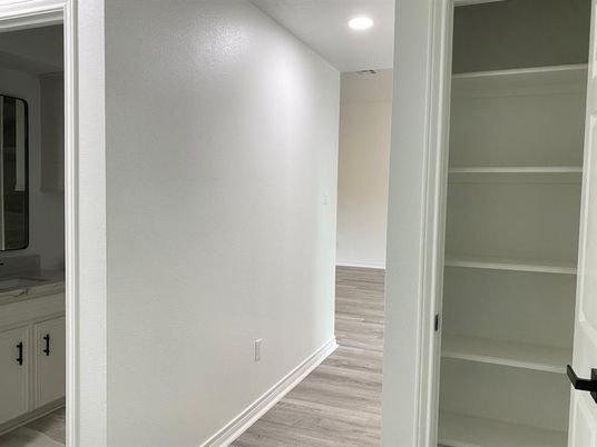 Interior, Recessed Lighting, Wood Texture Flooring