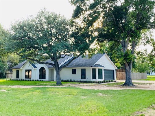 Backyard, Exterior, Facade, Ranch