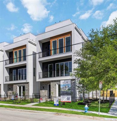 Exterior, Facade, Modern