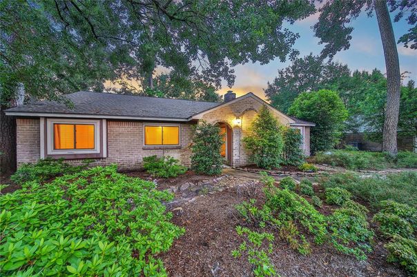 Backyard, Exterior, Facade, Brick Facade, Ranch