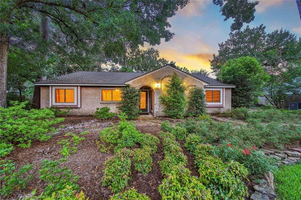 Backyard, Exterior, Facade, Brick Facade, Ranch