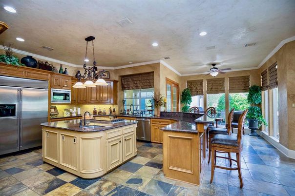 Chandelier, Dining room, Interior, Kitchen, Pendant Lights, Recessed Lighting, Stainless Steel Appliances