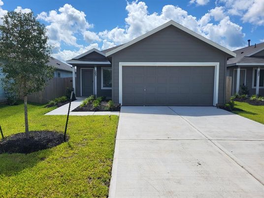 Attached, Exterior, Facade, Ranch