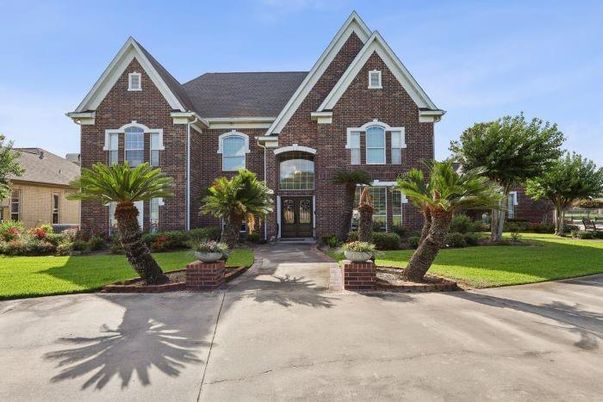 Exterior, Facade, Brick Facade, Brick Traditional
