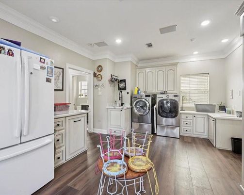 Interior, Recessed Lighting, Washer, Wood Texture Flooring