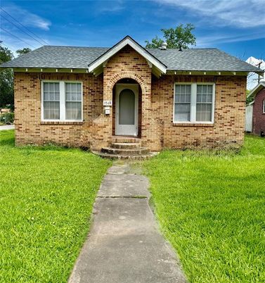 Exterior, Facade, Brick Facade, Ranch