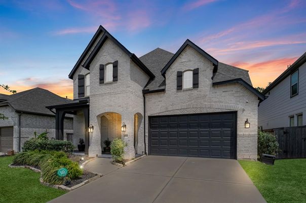 Attached, Exterior, Facade, Brick Traditional