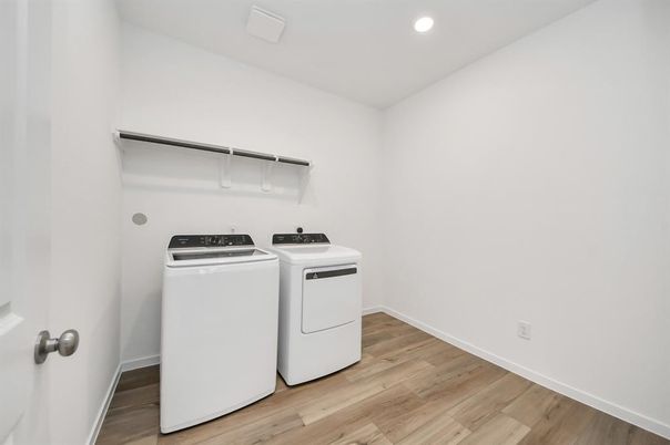 Interior, Recessed Lighting, Washer, Wood Texture Flooring