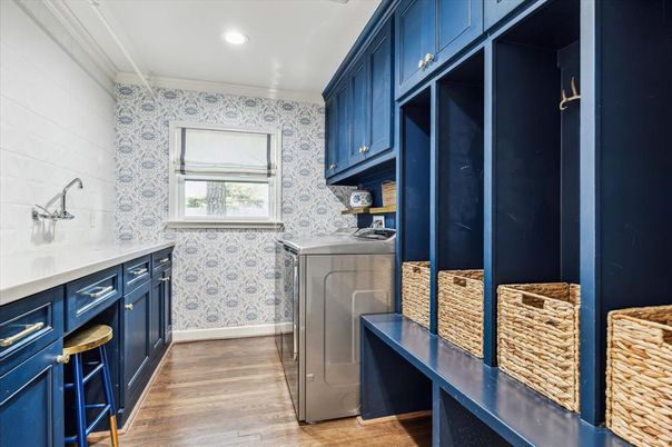 Interior, Recessed Lighting, Washer, Wood Texture Flooring