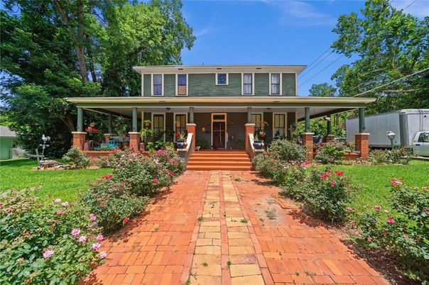 Exterior, Facade, American Foursquare