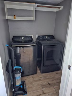 Interior, Washer, Wood Texture Flooring
