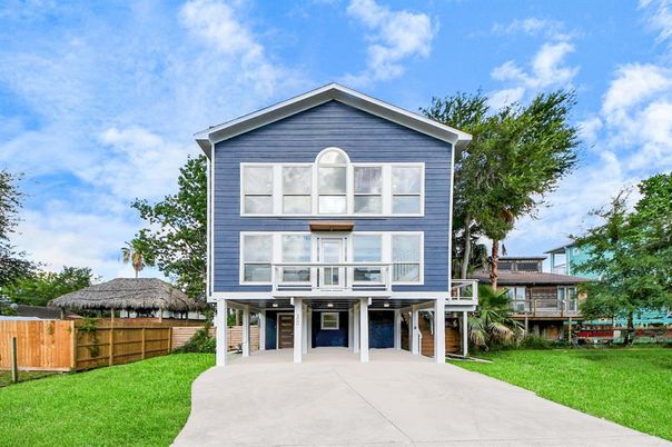 Backyard, Exterior, Facade, Queen Anne Victorian
