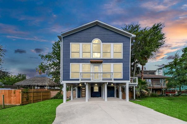Backyard, Exterior, Facade, Queen Anne Victorian