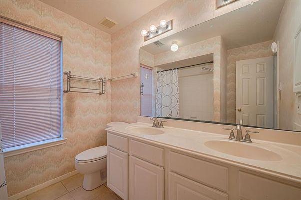 Bathroom, Dual Sink Vanities, Interior
