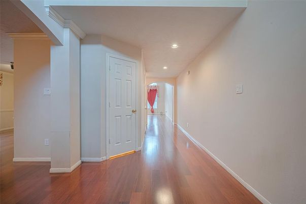 Interior, Recessed Lighting, Wood Texture Flooring