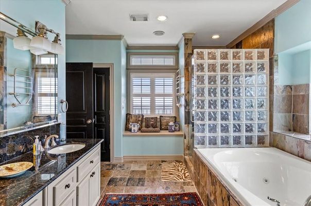 Bathroom, Dual Sink Vanities, Interior, Recessed Lighting