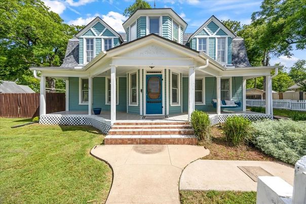 Exterior, Facade, Queen Anne Victorian