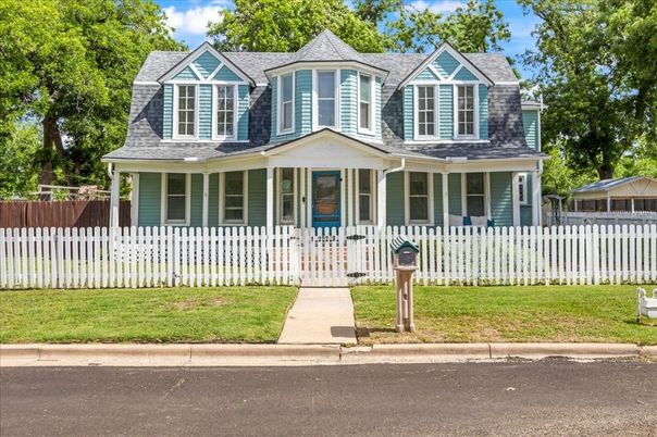 Exterior, Facade, Queen Anne Victorian