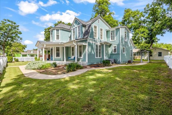 Backyard, Exterior, Facade, Queen Anne Victorian