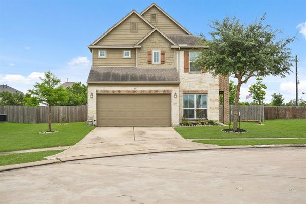 Attached, Exterior, Facade, Brick Traditional