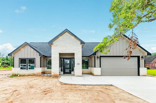 Attached, Exterior, Facade, Farmhouse
