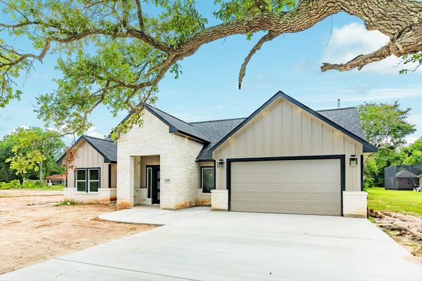 Attached, Exterior, Facade, Farmhouse